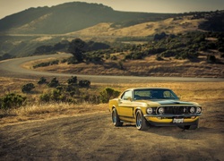 Żółty Ford mustang w drodze