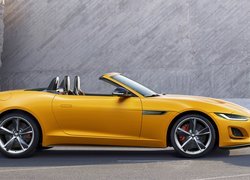 Żółty Jaguar F-Type