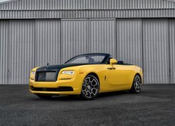 Żółty kabriolet Rolls-Royce Dawn