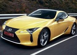 Żółty Lexus LC 500 mknie po drodze