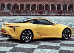 Żółty Lexus LC500 na Placu Hiszpańskim w Sewilli