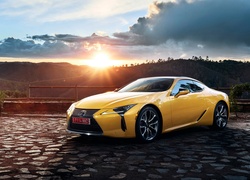 Żółty Lexus LC500 rocznik 2017 w promieniach słońca