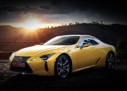 Żółty Lexus LC500 w promieniach słońca