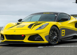 Żółty Lotus Emira GT4