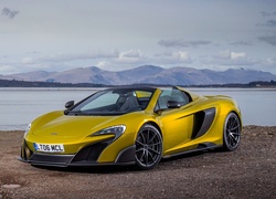 Żółty McLaren 675LT Spider z 2016 roku