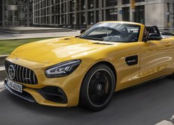 Żółty Mercedes-AMG GT S