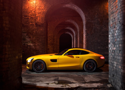 Żółty Mercedes-Benz GTS AMG rocznik 2015