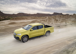 Żółty Mercedes-Benz X-Class Pick Up rocznik 2017 na drodze