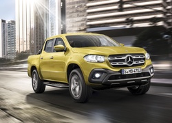 Żółty Mercedes-Benz X-Class Pick Up z roku 2017