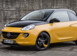 Żółty Opel Adam