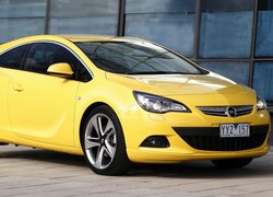 Żółty Opel Astra GTC