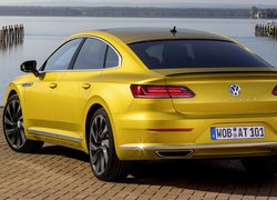 Żółty Volkswagen Arteon