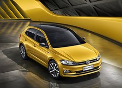Żółty Volkswagen Polo Plus