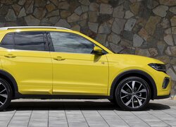 Żółty Volkswagen T-Cross R bokiem