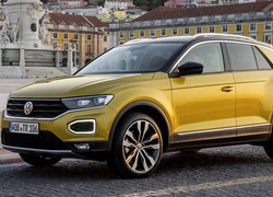 Żółty Volkswagen T-Roc bokiem