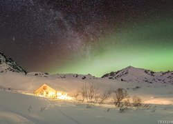 Zorza polarna, Gwiazdy, Zima, Góry Talkeetna, Oświetlony, Dom, Alaska, Stany Zjednoczone