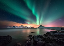 Norwegia, Lofoty, Wyspa Flakstadøya, Góry, Zorza polarna