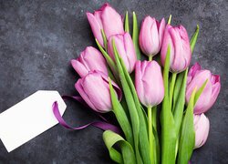 Zroszone różowe tulipany z zawieszką