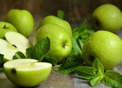 Zroszone zielone jabłka
