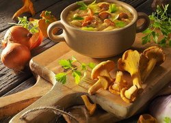 Zupa grzybowa obok kurek i cebuli