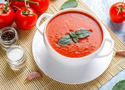 Zupa pomidorowa w bulionówce