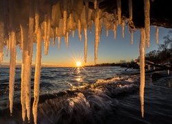 Wschód słońca, Sople, Jezioro Ontario, Kanada