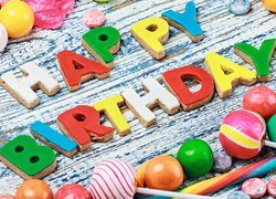 Życzenia urodzinowe z lizakami i cukierkami na deskach