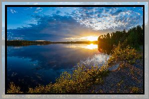 Jezioro Kitka, Łódka, Wieczór, Niebo, Chmury, Zachód słońca, Kuusamo, Finlandia